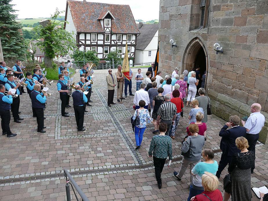 Fronleichnamsprozession durch die Straßen von Naumburg (Foto: Karl-Franz Thiede)